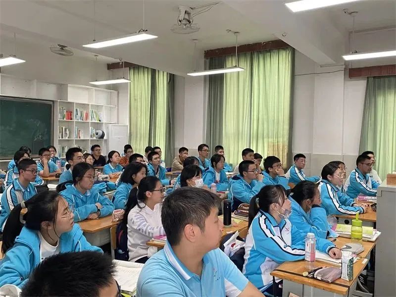 看！人工智能課程進(jìn)校園，掀起科技的“浪花”(圖8)